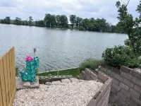 One of a Kind Vintage Lakefront Getaway on Lake Dunlap--W/D, fire pit, 4 tvs - Hytter