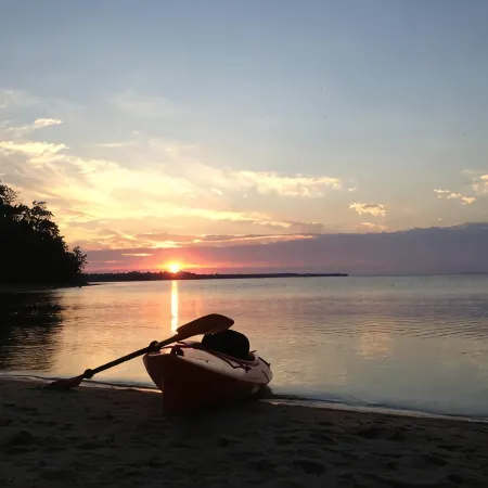 Cabin on AuTrain River a few blocks from Lk Superior, 10 mi from Munising