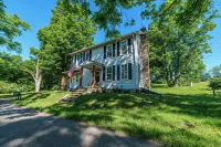 Breathtaking farmhouse with 4 bedrooms, Fishing, Kayaking, 6 acre pond! - 4-stjärniga