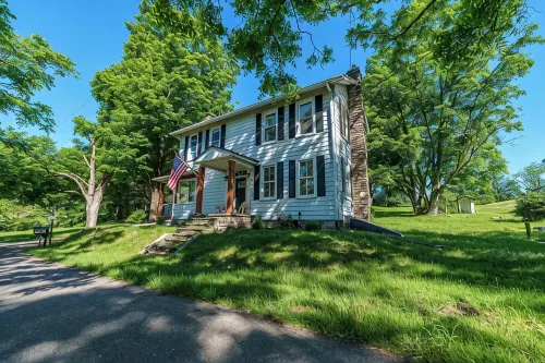 Breathtaking farmhouse with 4 bedrooms, Fishing, Kayaking, 6 acre pond! - 4-Star