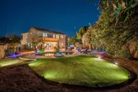 Resort Backyard with Pool, Spa & Putting Green - สระว่ายน้ำส่วนตัว