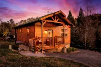 1-Mile to Main Attractions! September Specials- Hot Tub- Arcade & Games - Tiny houses