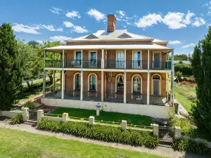 The White House Molong