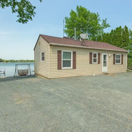 Lakefront Cozy Cabin w/ Dock; 2 Br- 1BA, One Hour from the Twin Cities