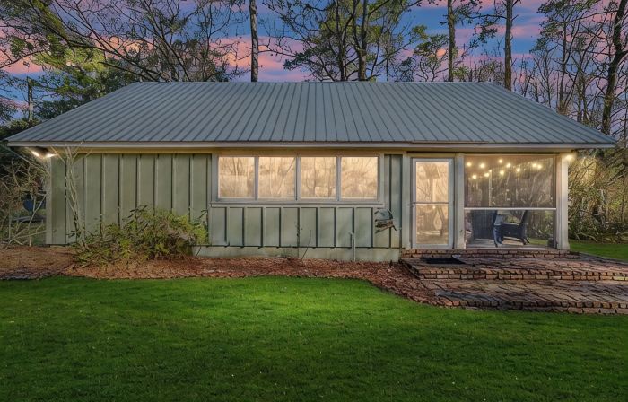 Couples Retreat!  Luxury Cottage directly on the Rainbow River