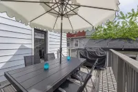 Sleeps 15, Designer Beach House w/ Yard + Porch, Steps to Beach + Parking - balcony