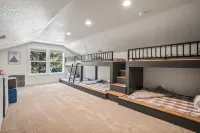 Lake Town Vacation Retreat - Hot Tub! - 2つ星
