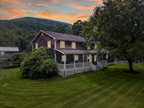 Charming Colonial w/Stream Access Pet Friendly - Wifi