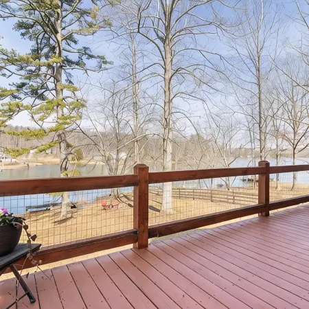 Charming 2-bedroom cabin with AC, WiFi on private lake in Dunlap, Tennessee