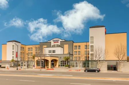 Fairfield Inn & Suites San Francisco Airport/Millbrae Отели рядом со станцией Милбрей-Стейшен