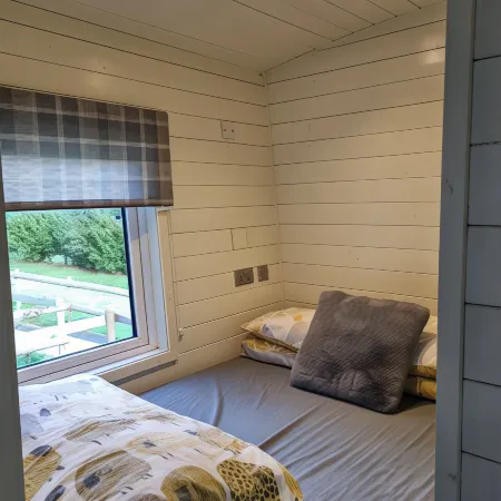 Glamping Hut - Sleeps 2, Hot Tub & Parking Hotel a Welshpool