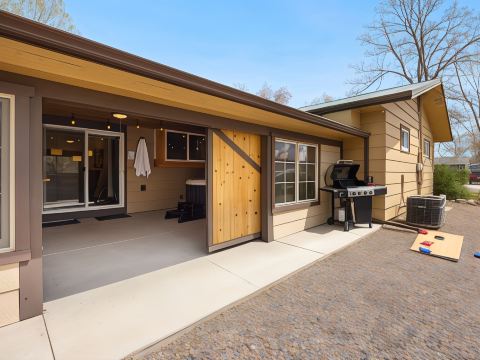 Cozy Mountain Retreat in Downtown with Hot Tub and Bikes