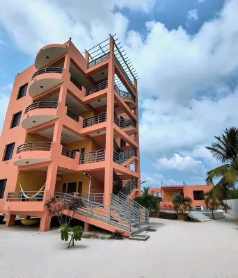 Bay Towers Hoteles cerca de Cayo Corker