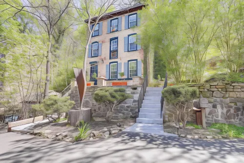 Lambertville Retreat - Walk to Shopping and Dining!