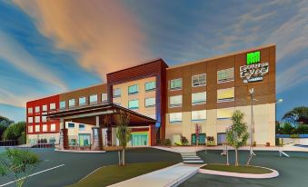 Holiday Inn Express & Suites Roanoke – Civic Center