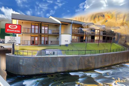 Econo Lodge Inn & Suites on the River Отели рядом с достопримечательностью «Little Mountain Church Village»