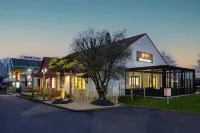 Greet hôtel Angoulême Ouest Отели в г. Рулле-Сент-Эстеф
