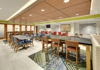 Holiday Inn Express & Suites Mitchell فنادق في Davison County