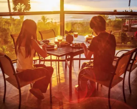 Quiet 3-bedroom house on 2.5 acres w/ocean and town views, 6 beds