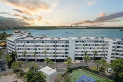 TOP FLOOR STUNNING VIEWS! Waterfront Condo Riverside Club, Olde Marco! 2 Baths! Hotel in zona Endless Summer Adventures