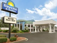 Days Inn & Suites by Wyndham Savannah Midtown Hotels near Memorial Stadium