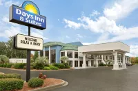 Days Inn & Suites by Wyndham Savannah Midtown Hotel a 