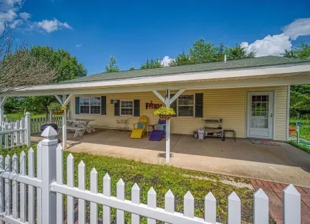 Cottage located in the Heart of the Ozark Mountains close to floating and hiking