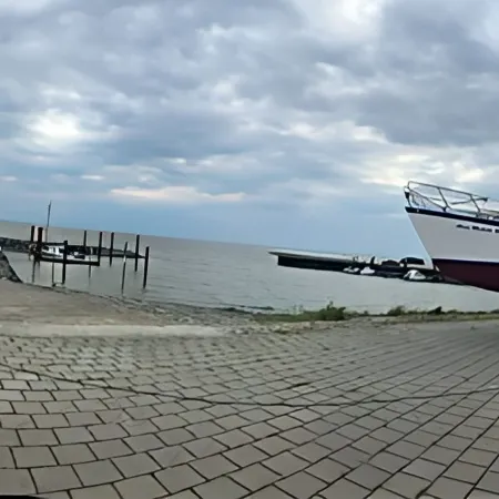 Kleine Ferienwohnung , Direkt am Deich und Hafen von Eckwarden mit Gartennutzung