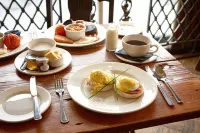 The Boathouse Inn & Riverside Rooms - sarapan