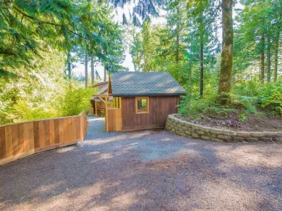 Beautiful modern cabin in the heart of the breathtaking Columbia River Gorge. Walking Man Brewing附近的飯店