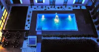 Melrose Apartments - Pools