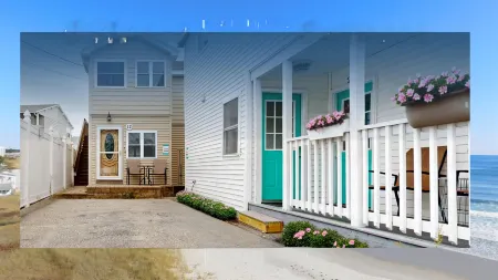 Steps from the Beach with Cozy Living Area - Charming Coastal Retreat Отели в г. Олд-Орчард-Бич