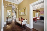 Clydesdale Manor - balcony