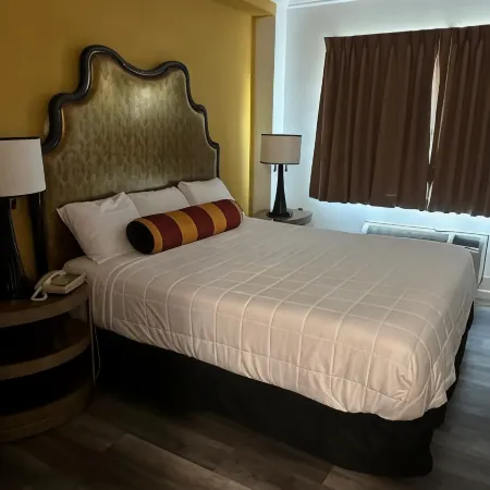 Howard Johnson by Wyndham Bakersfield