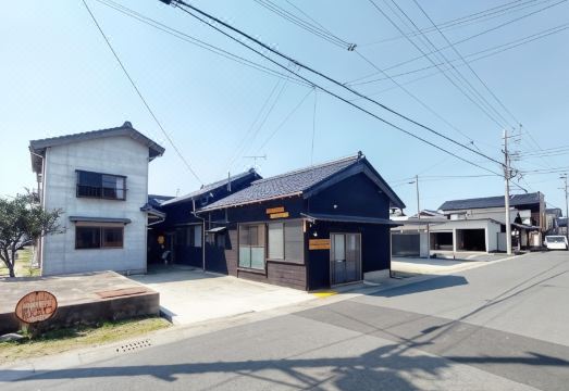 Amino Guesthouse Bench