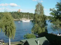 Serene lakeside cabin next to the sea just 10 minutes from Stockholm city!