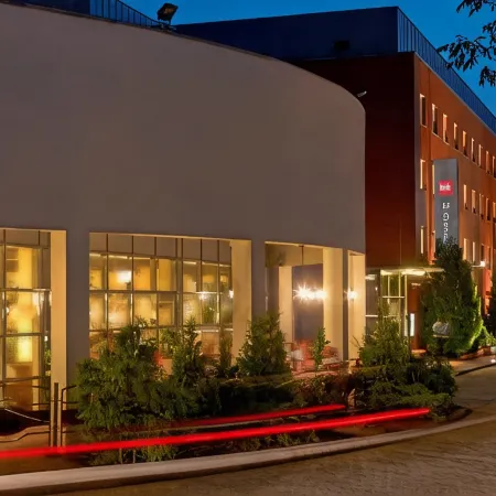 Ibis Poznan Stare Miasto Отели рядом с достопримечательностью «Мальтанское озеро»