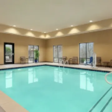 แฮมป์ตัน อินน์แอนด์สวีทส์ ไพน์บลัฟ