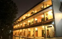 Augusta Hotel & Glamping Sukabumi - parking