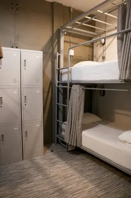 맨 케이브 호스텔