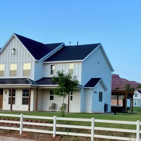 Spacious 6-bedroom house in charming Kanab with WiFi, AC and outdoor amenities