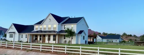 Spacious 6-bedroom house in charming Kanab with WiFi, AC and outdoor amenities
