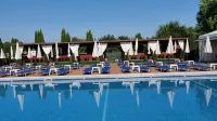 Garden Club - Hotel & Restaurant - Free Outdoor Pool & Parking