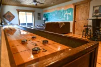 Huge Decks, Hot Tub, Fire Pit & Dog Friendly. Close to Boone and Banner Elk.