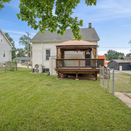 The WashMO Hospitality House WALK to riverfront, shopping, wine shuttle, HOT TUB