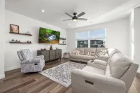 Luxury Townhome! Mountain Views! Family Amenities! Seasonal Pool & Pickleball!