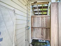 Charming Beach Cottage on Fishing Bay Hotels in Middlesex County