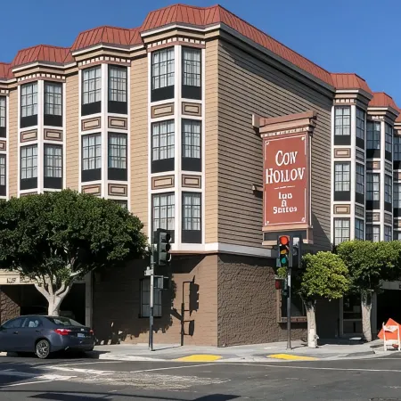 Cow Hollow Inn and Suites Отели рядом с достопримечательностью «Форт Мейсон»