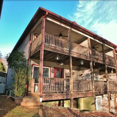 Helen Haus - RIVERFRONT 3 bdr 3.5 bath Town Home in beautiful Alpine Helen!