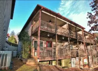 Helen Haus - RIVERFRONT 3 bdr 3.5 bath Town Home in beautiful Alpine Helen!